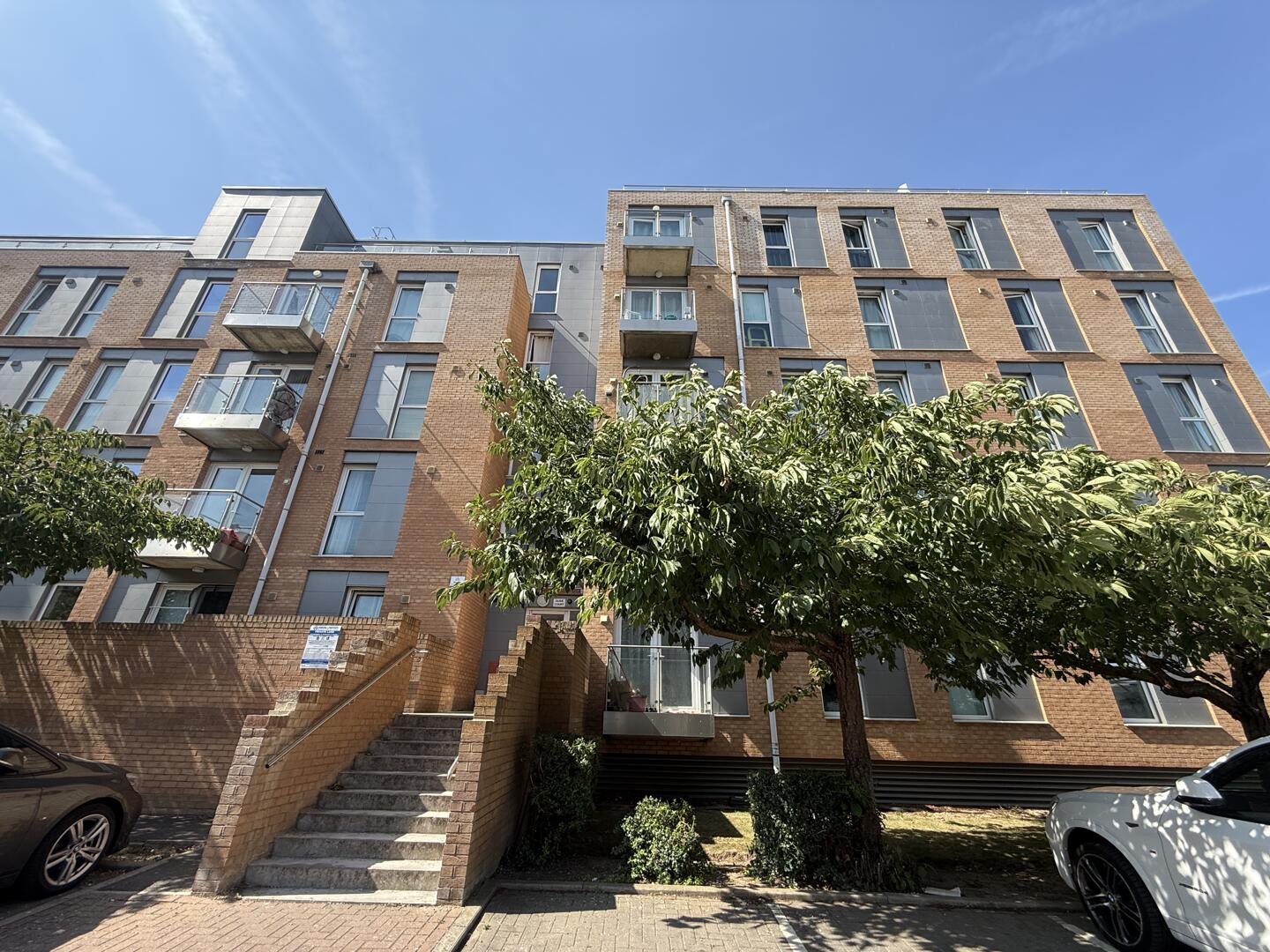 2 bed property in Pontes Avenue, Hounslow